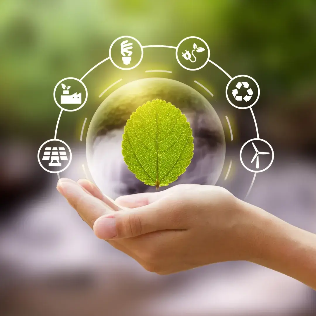 Hände halten ein Blatt unter einer Glaskugel mit Symbolen für Recycling und erneuerbare Energie