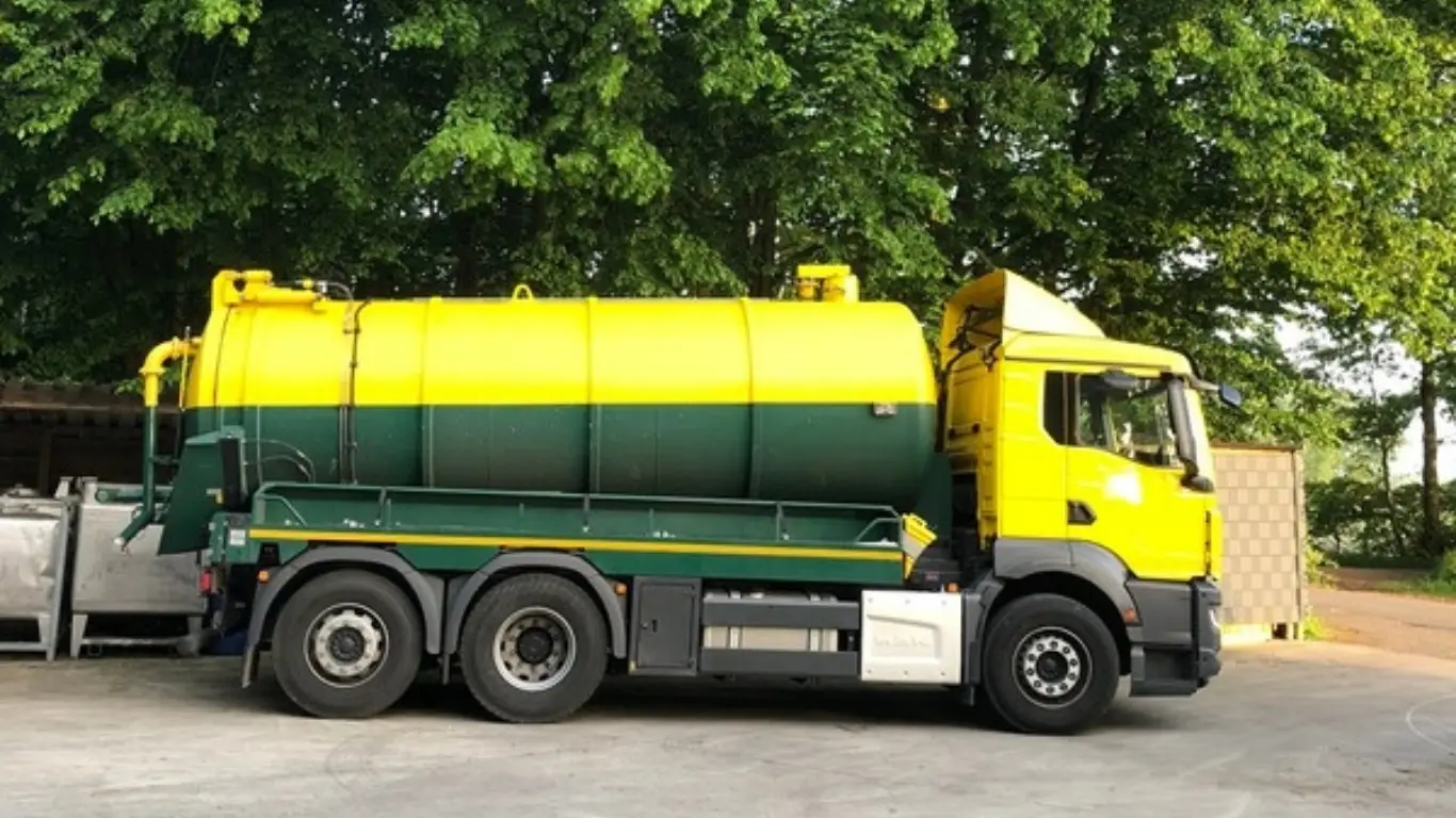 Saugwagen der Westerwieher Fettverwertung auf dem Hof